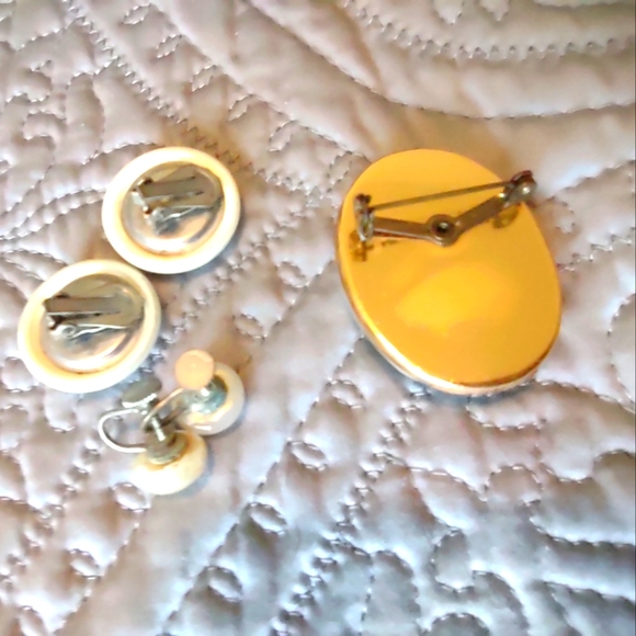 Blue and White Brooch and 2 sets of clip on/screw on Faux Pearl Earrings - Picture 3 of 3